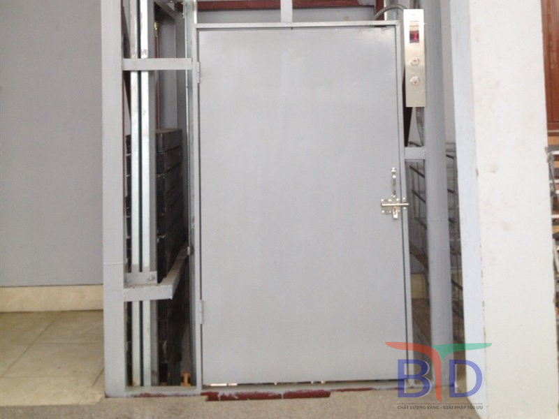 Thang Máy Tải Hàng 300 kg được dùng nhiều trong các phân xưởng nhỏ